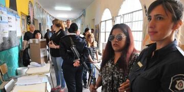 En la mesa, la gente le cedió el paso al ver llegar a Susana con el bastón blanco y los lentes oscuros (web)\u002E