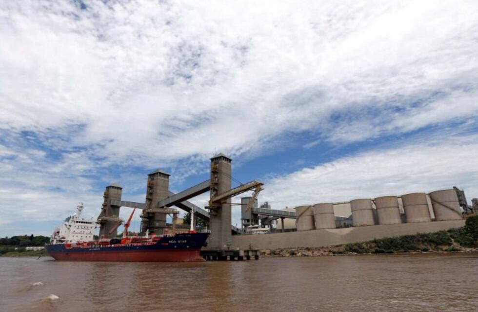 Por la bajante en el Paraná, los barcos reducen su carga máxima de granos en Rosario