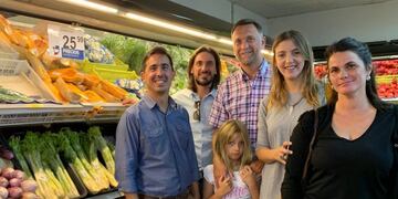 Diego Peiretti con representantes del Supermercados Pingüino