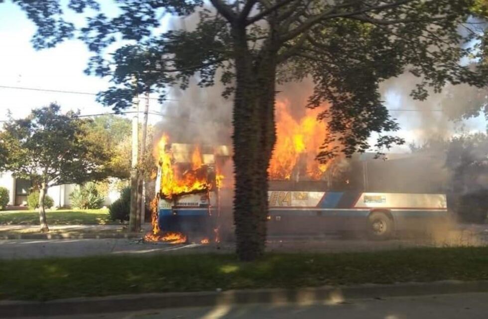 Se incendió un colectivo de la empresa La Calera