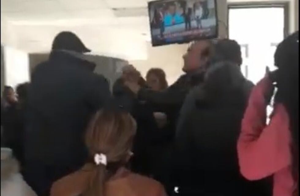 El empleado de un sanatorio agredió a un anciano y lo filmaron con un celular