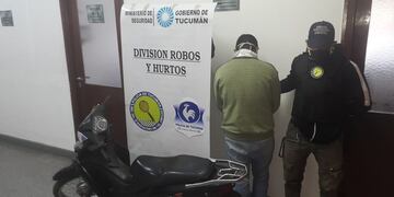 La víctima se encontraba en el suelo con signos de golpes en su cabeza y sangre. (Policía de Tucumán)