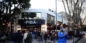 Bares y restaurantes abiertos con mesas y atención en la calle, (Foto: Clarín)