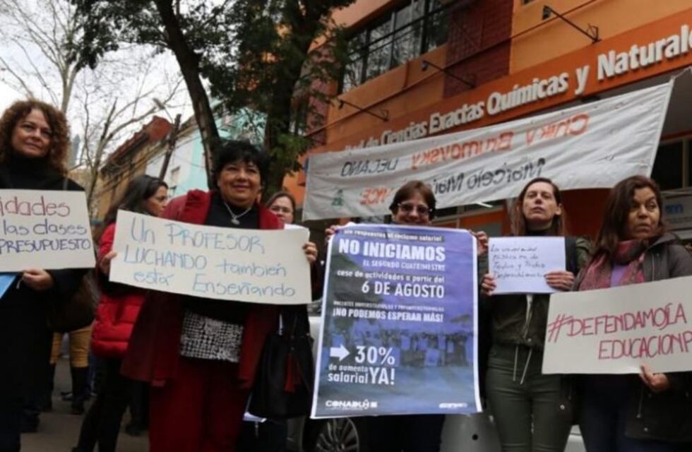 Docentes y alumnos hicieron un abrazo simbólico en la Facultad de Ciencias Exactas