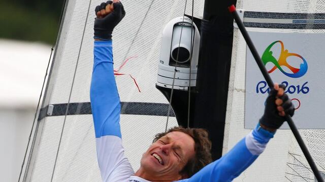 Juegos Olimpicos Rio 2016 BrasilrnSantiago Lange y Carranza ganan la medalla de oro Vela Clase Nacra 17 Mixtornrn. Rio De Janeiro (Brazil), 16/08/2016.- 54 year old lung cancer survivor Santiago Lange from Argentina reacts after winning the Gold medal in the Nacra 17 Mixed class medal race of the Rio 2016 Olympic Games Sailing events in Rio de Janeiro, Brazil, 16 August 2016. (Brasil, Vela) EFE/EPA/NIC BOTHMA rnrn rio de janeiro brasil santiago lange juegos olimpicos rio 2016 yachting regatas regata categoria clase Nacra 17 regatistas argentinos ganadores medalla de oro