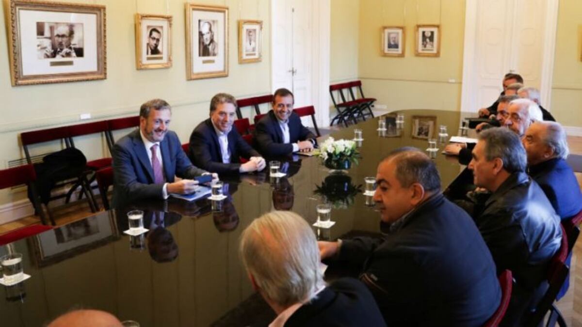 Cúpula de la CGT reunida con Nicolás Dujovne, Mario Quintana y Ernesto Leguizamón en Casa Roasada\u002E