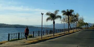 Paseo por la costanera en Villa Carlos Paz\u002E Invierno 2020\u002E (foto: VíaCarlosPaz)\u002E