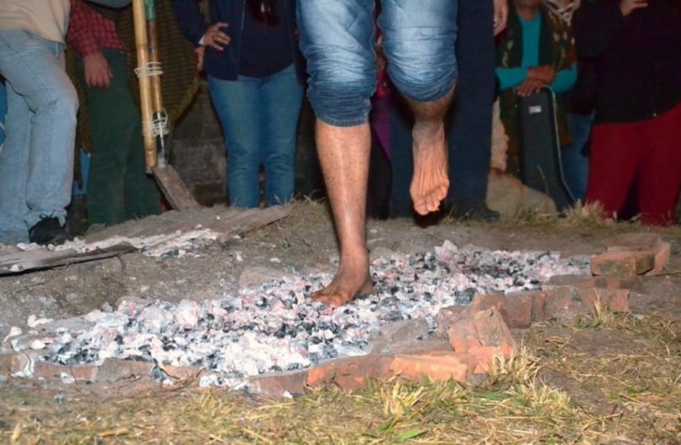 Organizan para el domingo el tradicional paso sobre las brasas