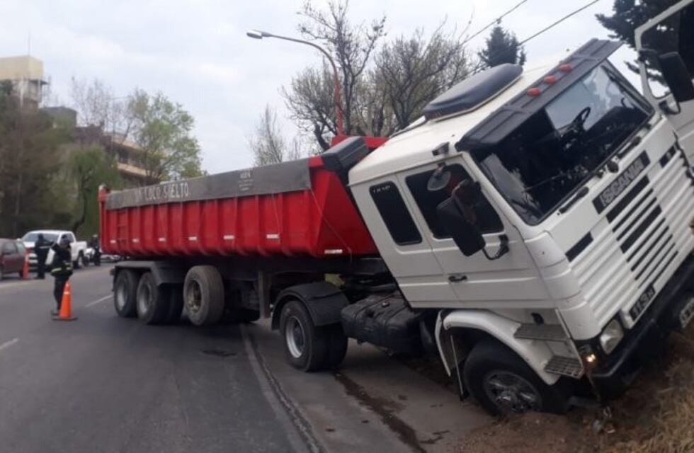 Un camión se quedó sin frenos y protagonizó un accidente en Carlos Paz