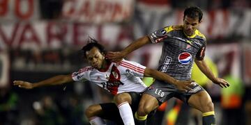 Soccer Football - Copa Libertadores - Argentina's River Plate v Colombia's Independiente Medellin - Antonio Vespucio Liberti stadium, Buenos Aires, Argentina - 25/5/2017. River Plate's Arturo Mina in action against Independiente Medellin's Valentin Nicolas Viola. REUTERS/Marcos Brindicci