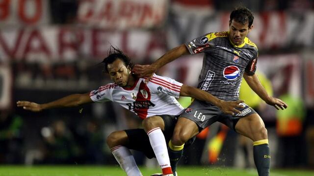 Soccer Football - Copa Libertadores - Argentina's River Plate v Colombia's Independiente Medellin - Antonio Vespucio Liberti stadium, Buenos Aires, Argentina - 25/5/2017. River Plate's Arturo Mina in action against Independiente Medellin's Valentin Nicolas Viola. REUTERS/Marcos Brindicci