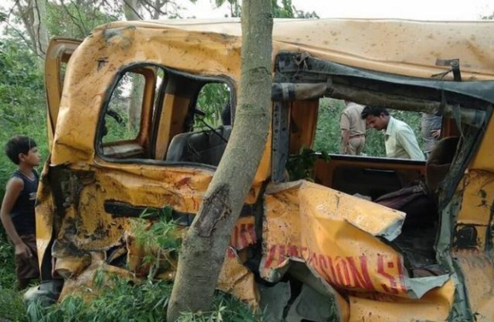 India: al menos 13 niños murieron al chocar un micro escolar con un tren