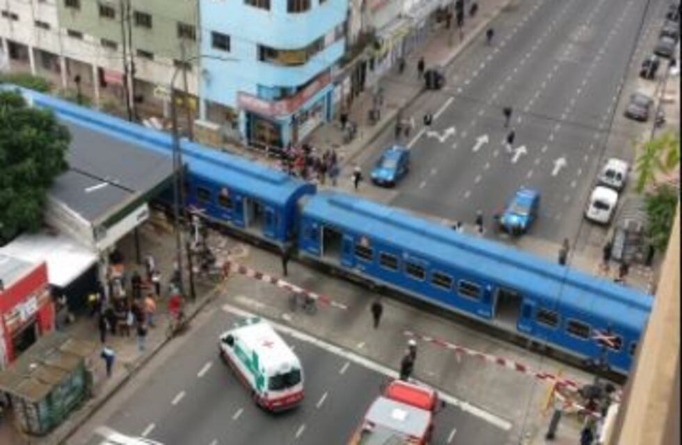 Accidente y corte en las vías del tren San Martín, a la altura de Corrientes y Dorrego