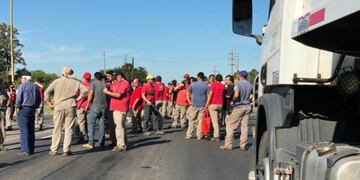 Los empleados de Vassalli volvieron a cortar la Ruta 33 a la altura de la planta en Firmat\u002E (@sofipaladino)