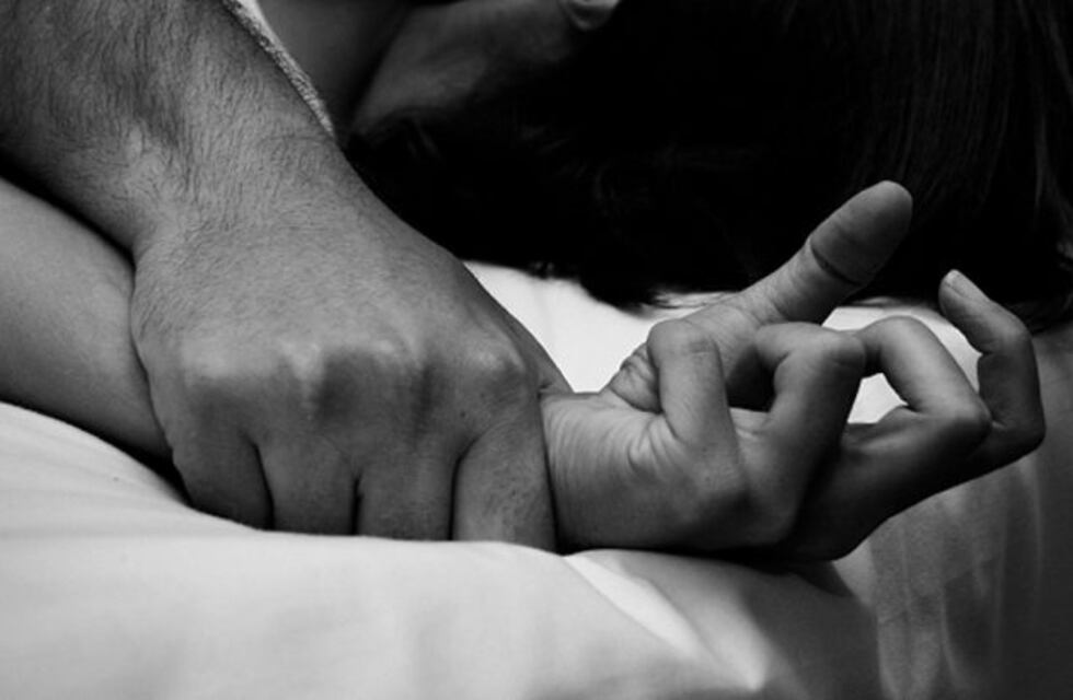 Violencia de género: le dio una golpiza y la encerró en su casa