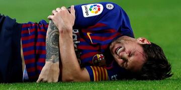 FC Barcelona's Lionel Messi looks painfully injured during the Spanish La Liga soccer match between FC Barcelona and Sevilla at the Camp Nou stadium in Barcelona, Spain, Saturday, Oct\u002E 20, 2018\u002E (AP Photo/Manu Fernandez)