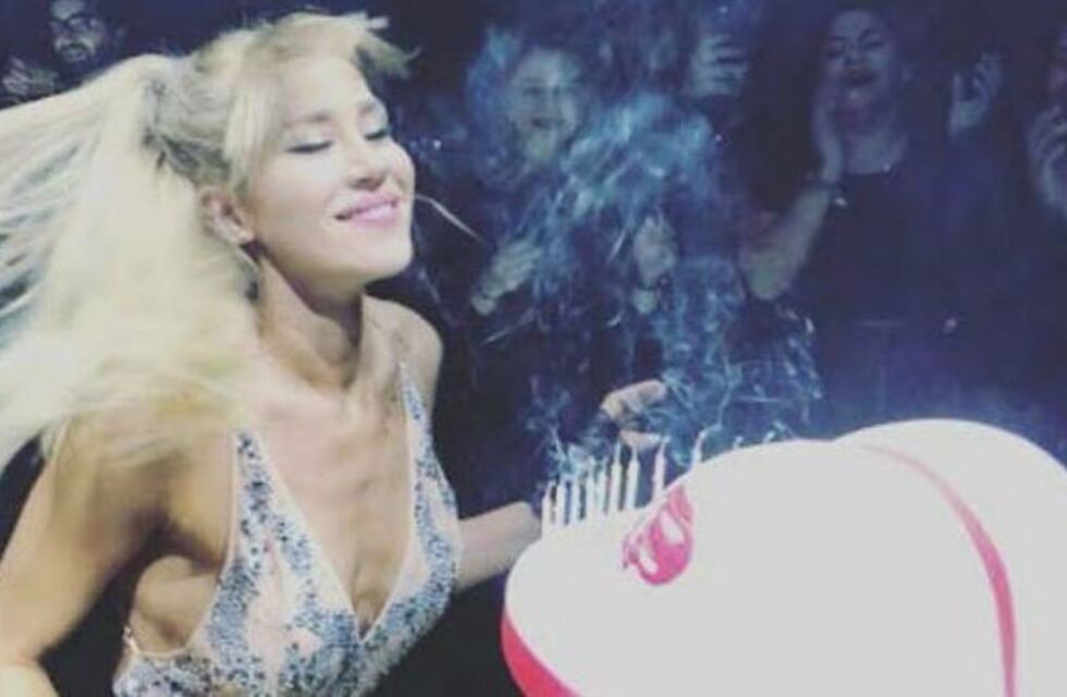 Con una torta de su cola incluida, así festejó Jimena Barón su cumpleaños número 31