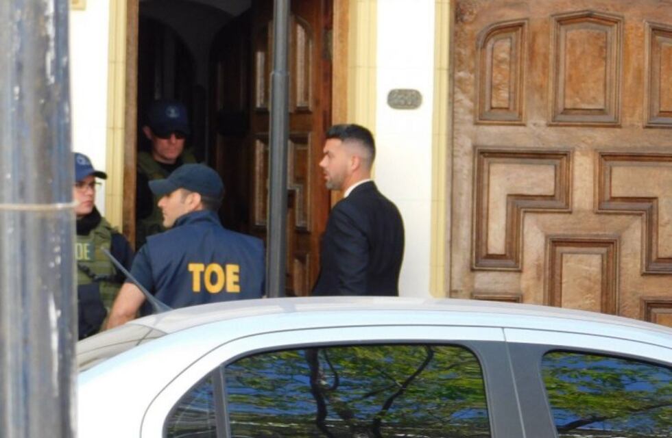 El misterioso bolso que secuestraron en la casa del ex jefe de la Policía Federal local
