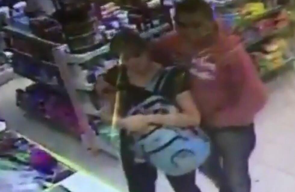 Robo a farmacia: el ladrón tomó la espalda a una clienta, exigió el dinero y "se fue como si nada"