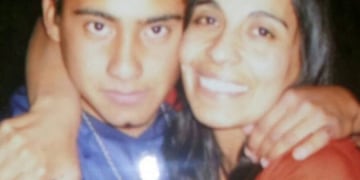 Sabrina Carrasco, hermana de Lucas Carrasco, en la marcha convocada para pedir justicia por él y su mamá, Viviana Espina\u002E