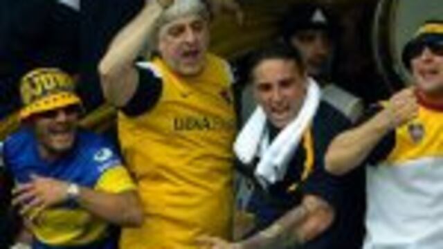 Argentinian barrabravas barra bravas Rafael Di Zeo (C) and Mauro Martin (2-R), leaders of Boca Juniors hooligans, attend Argentina First Division football match against Sarmiento, at La Bombonera stadium, in Buenos Aires, on October 16, 2016. / AFP PHOTO