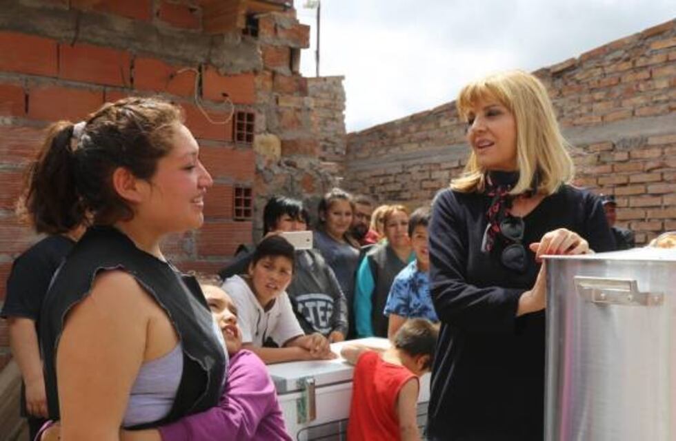 Tete Coustarot se presentó en la ciudad de Viedma para hacer actos solidarios