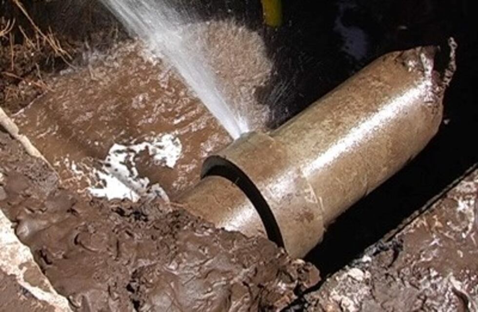 Corte de tránsito en Fotheringham y Constitución por caño roto
