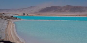 Las grandes extensiones de salmueras que alimentan la planta donde se obtiene carbonato de litio\u002E