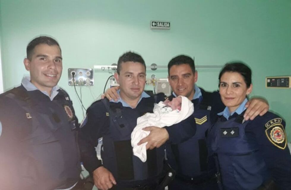 Policías asistieron a una mamá en trabajo de parto