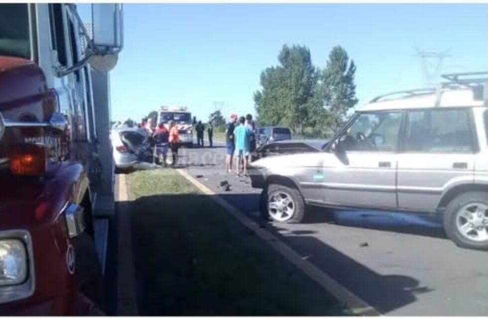Triple choque entre los puentes Zárate - Brazo Largo, una persona atrapada