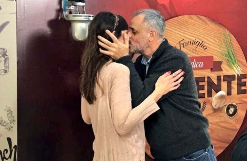 Jorge Rial y Romina Pereiro se besaron por primera vez en TV