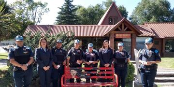 Policía carlospacense repartió folletería y listones naranjas en Carlos Paz\u002E