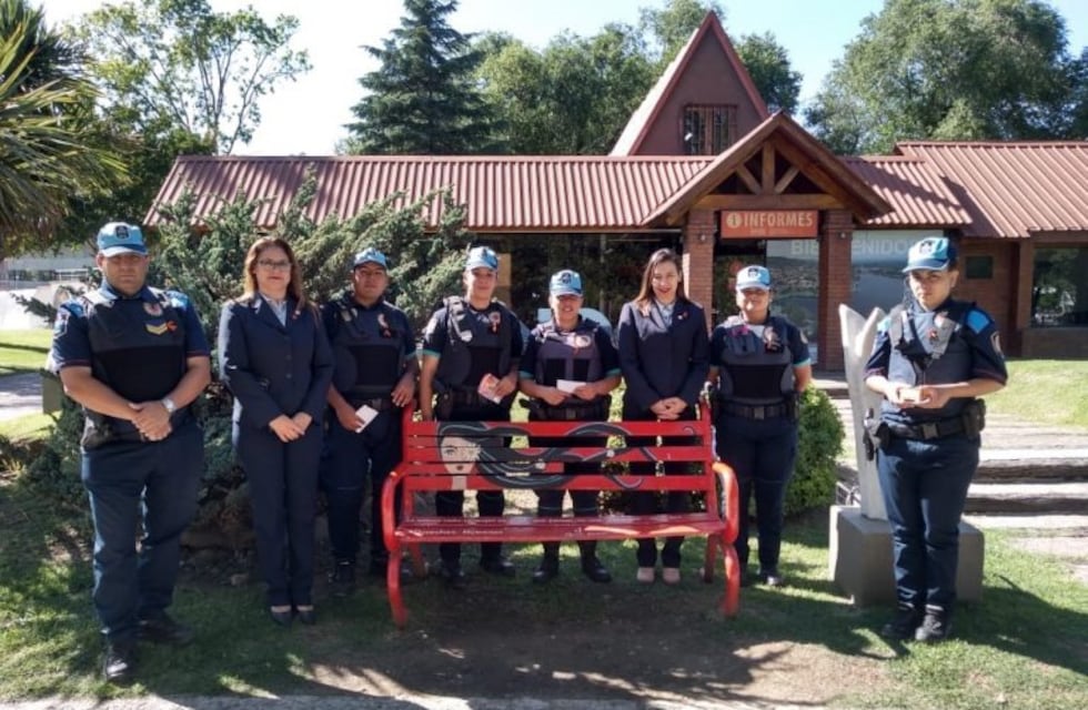 Policía carlospacense repartió folletería y listones naranjas a vecinos y turistas
