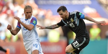 Rurik Gislason y Lionel Messi en Rusia 2018.
