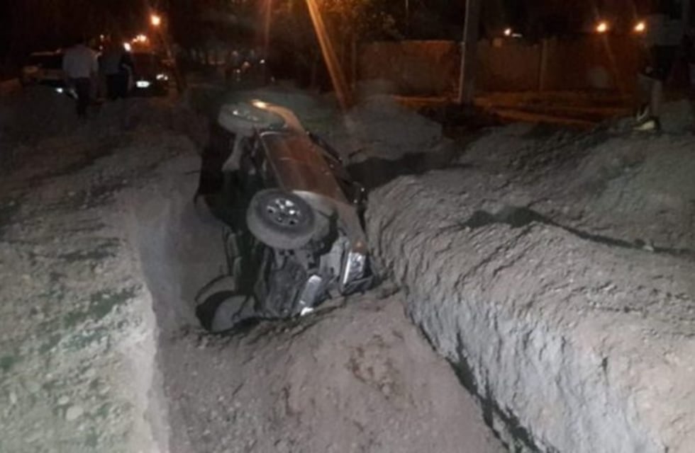 Una camioneta cayó a la zanja de una obra cloacal