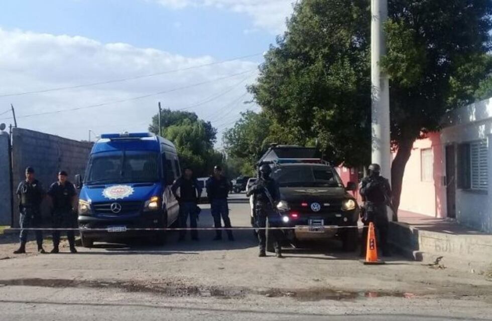 Tres detenidos y secuestro de drogas en barrio Las Violetas