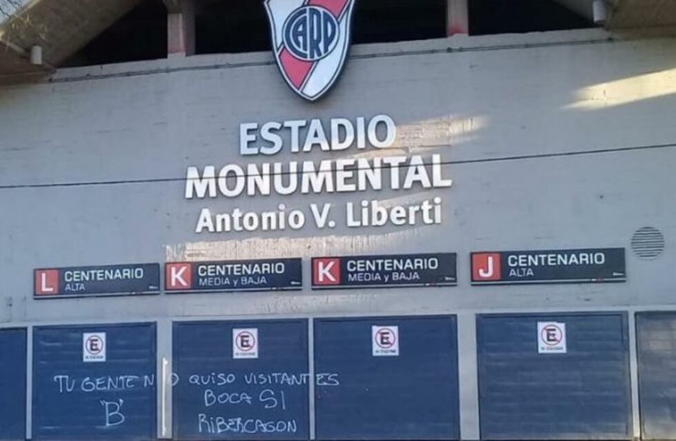 El Monumental amaneció con pintadas ofensivas para River por no querer hinchas visitantes