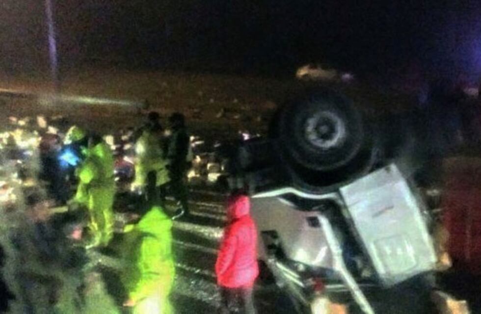 Espectacular vuelco de un camión sobre la Ruta 9: el chofer murió en el acto