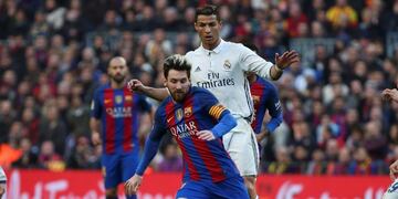 Football Soccer - Barcelona v Real Madrid - Spanish La Liga Santander- Nou Camp Stadium, Barcelona, Spain - 3/12/16. Real Madrid's Cristiano Ronaldo and Barcelona's Lionel Messi in action during the