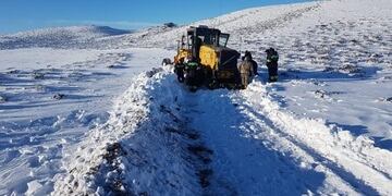 Las Heras: rescatan a dos abuelos varados en una estancia por la nieve