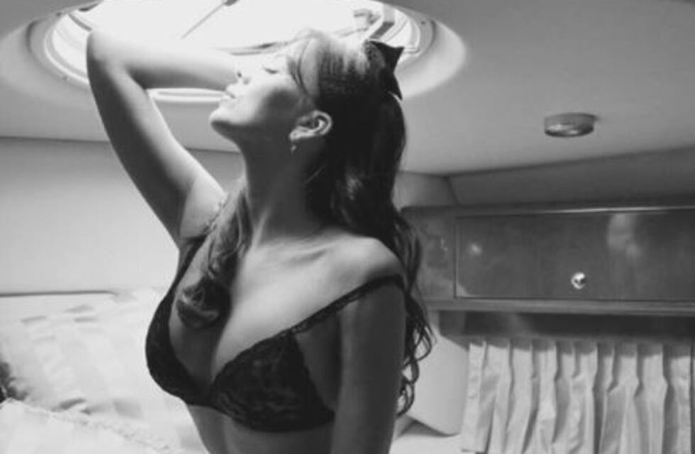 Karina Jelinek saludó a sus seguidores en topless y mostró de más