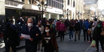 Gente con barbijo en Salta