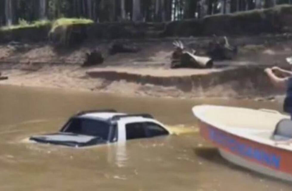Fue a pescar y su camioneta terminó en el agua