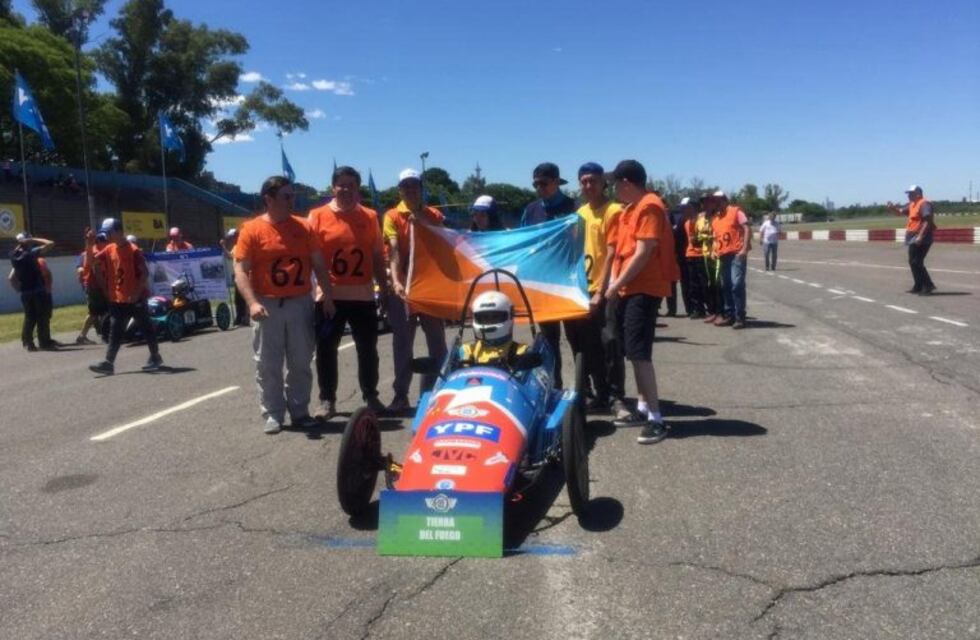 Estudiantes Fueguinos corrieron en el desafío eco YPF con un auto diseñado por ellos