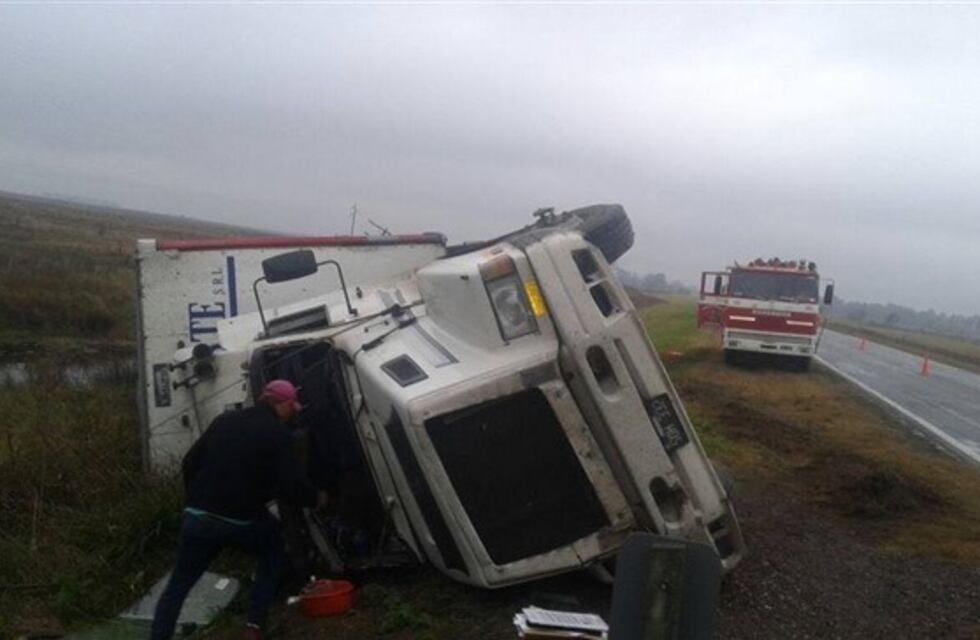 Volcó un camión que transportaba soja sobre la Ruta 21