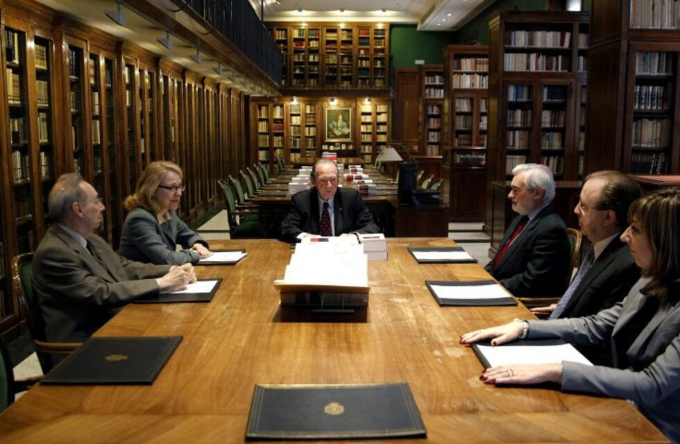 España: piden paridad de género en la RAE y que Pérez-Reverte ceda su puesto a una mujer