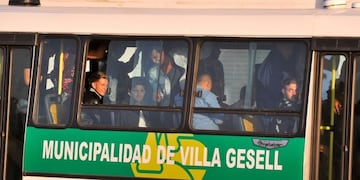 Los rugbiers detenidos por el crimen de Fernando Báez Sosa llegan a la última rueda de reconocimiento en Villa Gesell\u002E (Clarín)