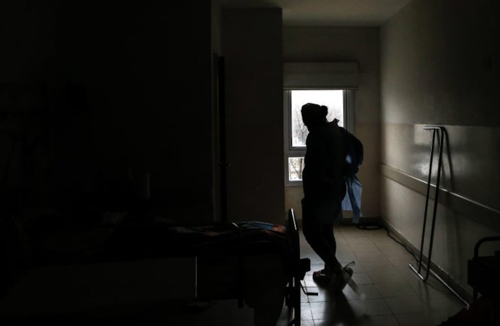 Un enfermero recuperado de coronavirus fue golpeado por vecinos y le incendiaron su casa en Neuquén