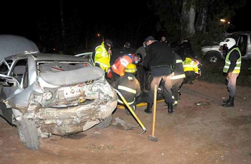 Violento choque en Santa Rosa entre una camioneta y un taxi