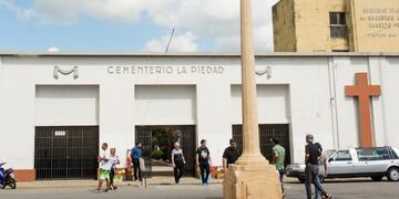Disparos en pleno mediodía frente al cementerio La Piedad: un joven baleado en el cráneo\u002E (Archivo)